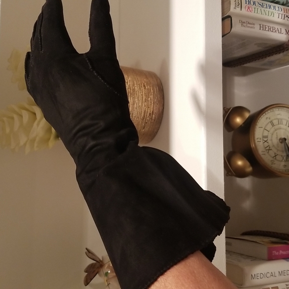 Vintage Accessories - VINTAGE BLACK SUEDE FLARED CUFF GAUTLET GLOVES